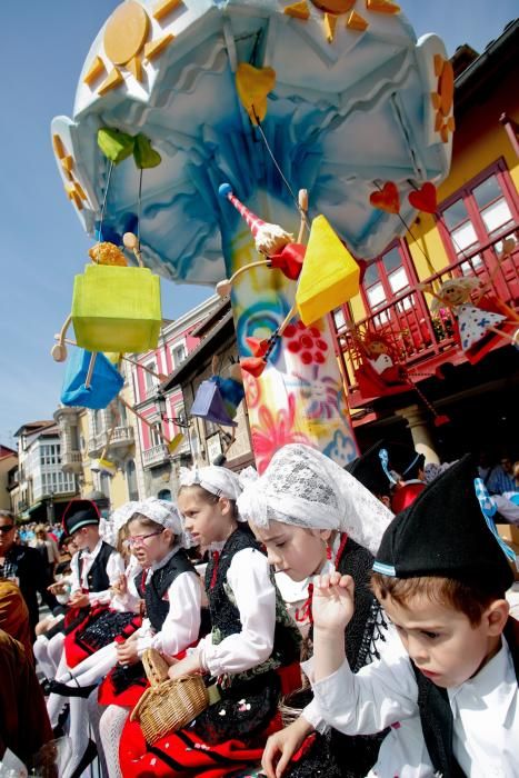 Pregón y desfile de carrozas en las fiestas del Bollo en Avilés