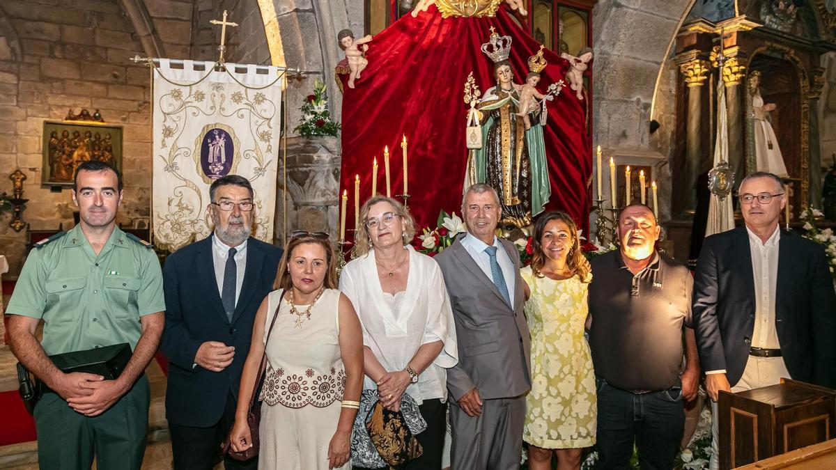 Marta Villaverde, terceira pola dereita, e Daniel Formoso, á súa dereita, xunto a outros asistentes ao acto relixioso oficiado este venres na igrexa parroquial de Muros.