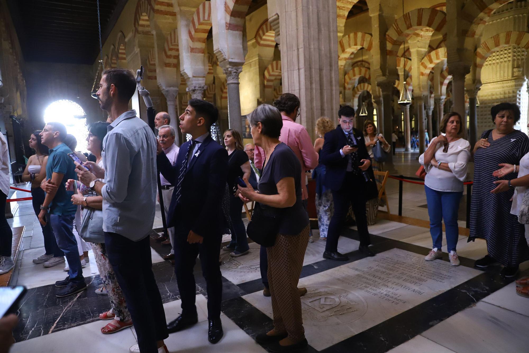 Besamanos de la Virgen de LaPaz en la Mezquita-Catedral