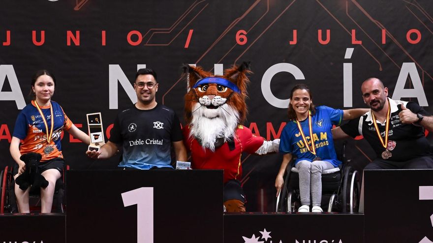 Francisco Javier López Sayago en uno de los podios con oro extremeño.