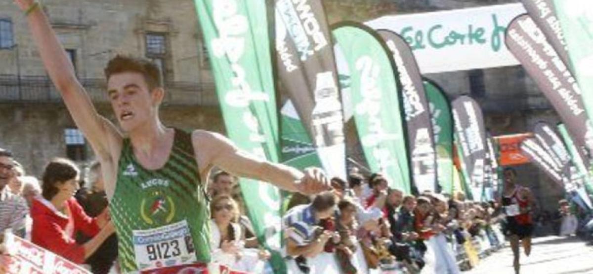 Adrián Ben entra victorioso en la prueba juvenil de la Carreira Pedestre de  Santiago de 2015 con Tariku Novales a solo un segundo