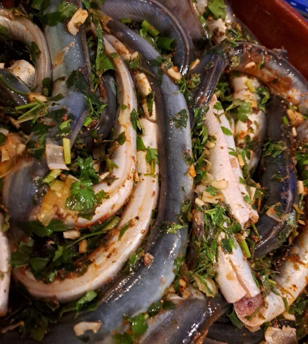 Anguilas debidamente aliñadas para la ‘espinagada’. | MARGALIDA SOCIAS