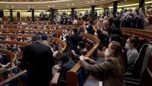 La bancada del PP y de Vox celebran con júbilo las primeras palabras de la presidenta del Congreso, Meritxell Batet, cuando anuncia que la reforma laboral queda derogada. Algunos dirigen su aplauso a los dos diputados de UPN, Sergio Sayas y Carlos García Adanero. Fue este 3 de febrero de 2022 en el pleno de la Cámara baja.