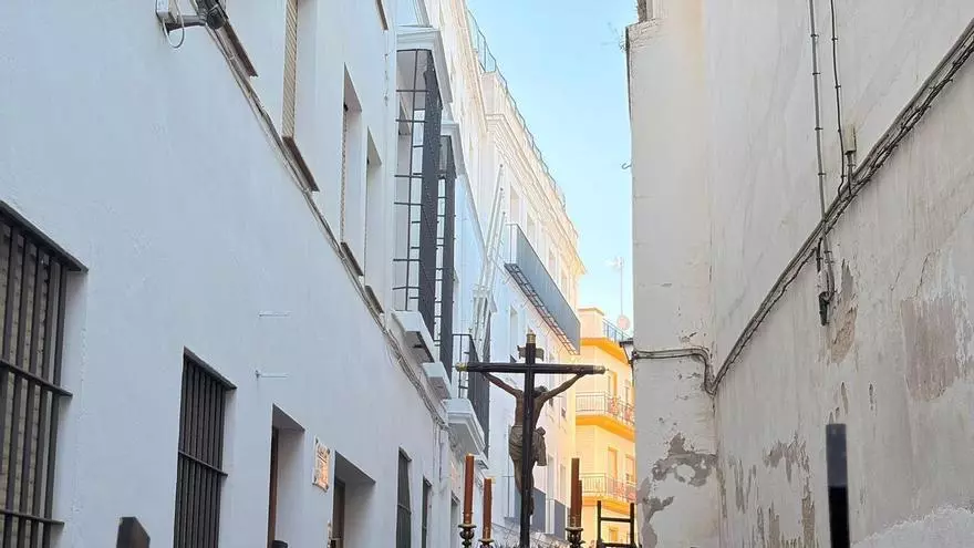 Vídeo | El Cristo de Burgos por la calle Santa Ángela