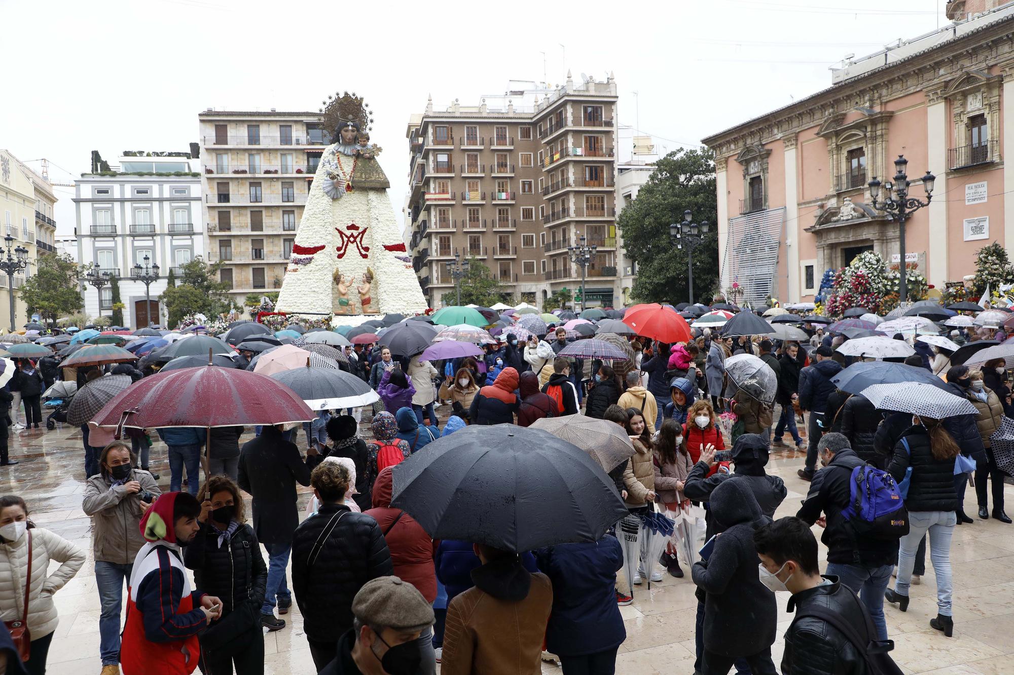 Cientos de personas se acercan a visitar el manto de la Virgen