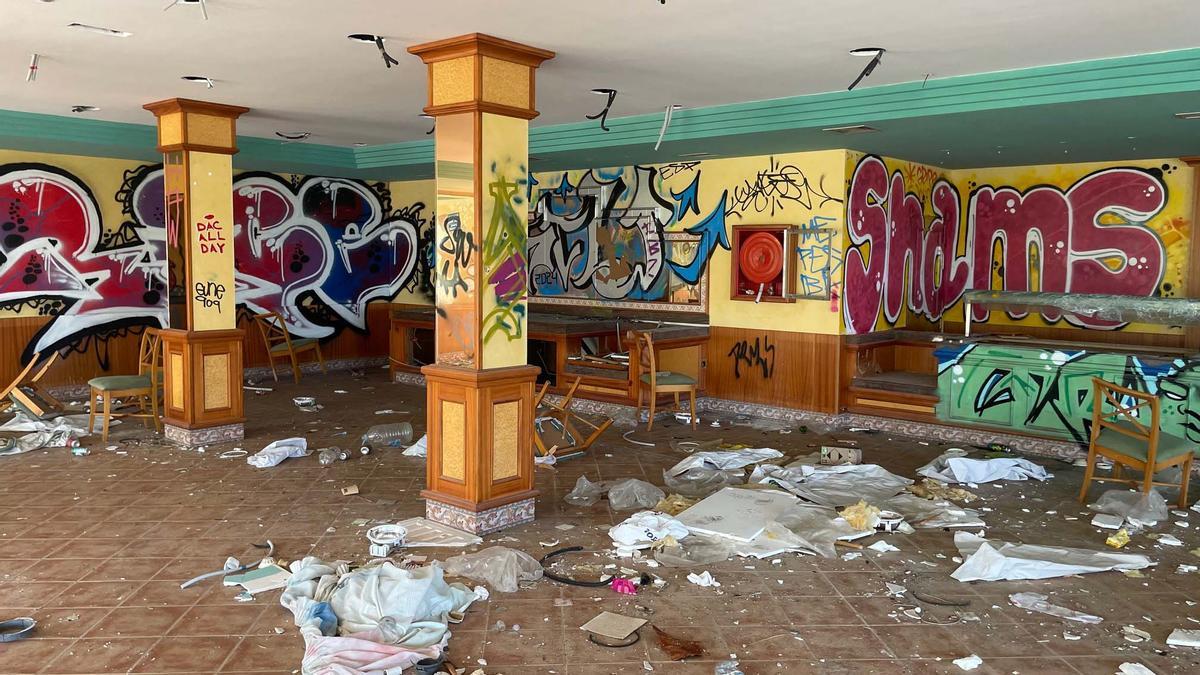 Los vecinos de Allà Dins denuncian la peligrosidad del hotel abandonado