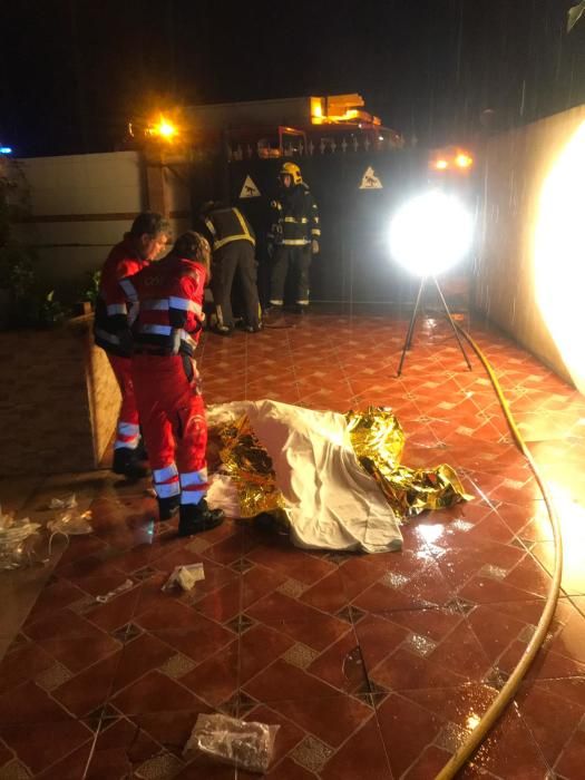 El fuego declarado en una vivienda de dos plantas en la Carretera de la Fresneda se saldó con una persona fallecida y otra herida por inhalación de humo