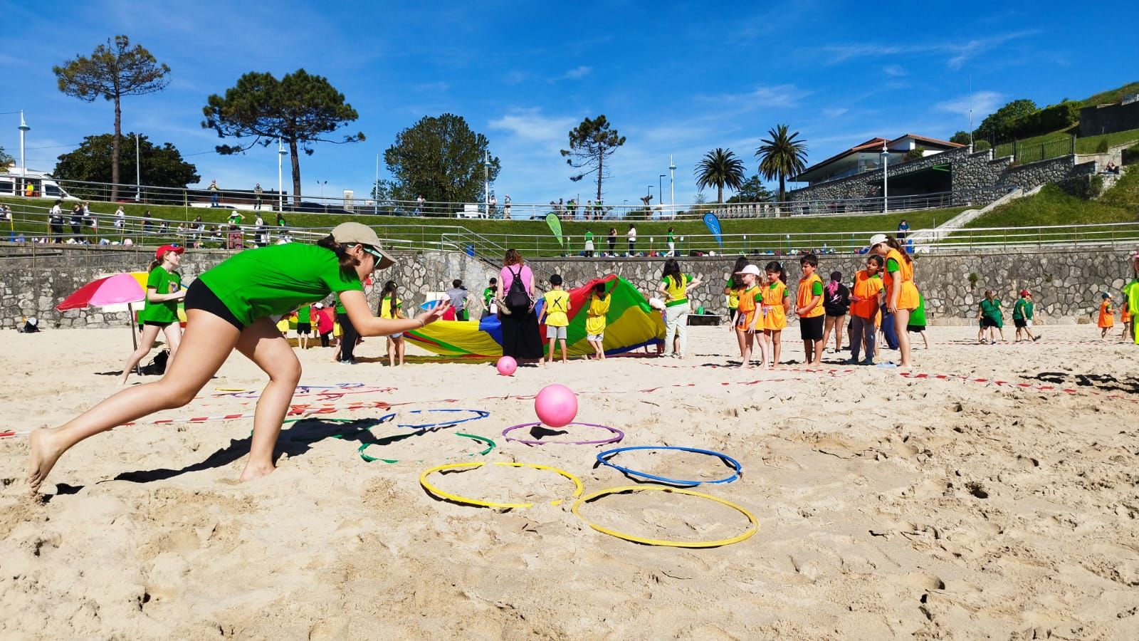 Día de juegos y playa. Más de 300 escolates de Llanes se reúnen en El Sablón por sus VI "Olimplayas"