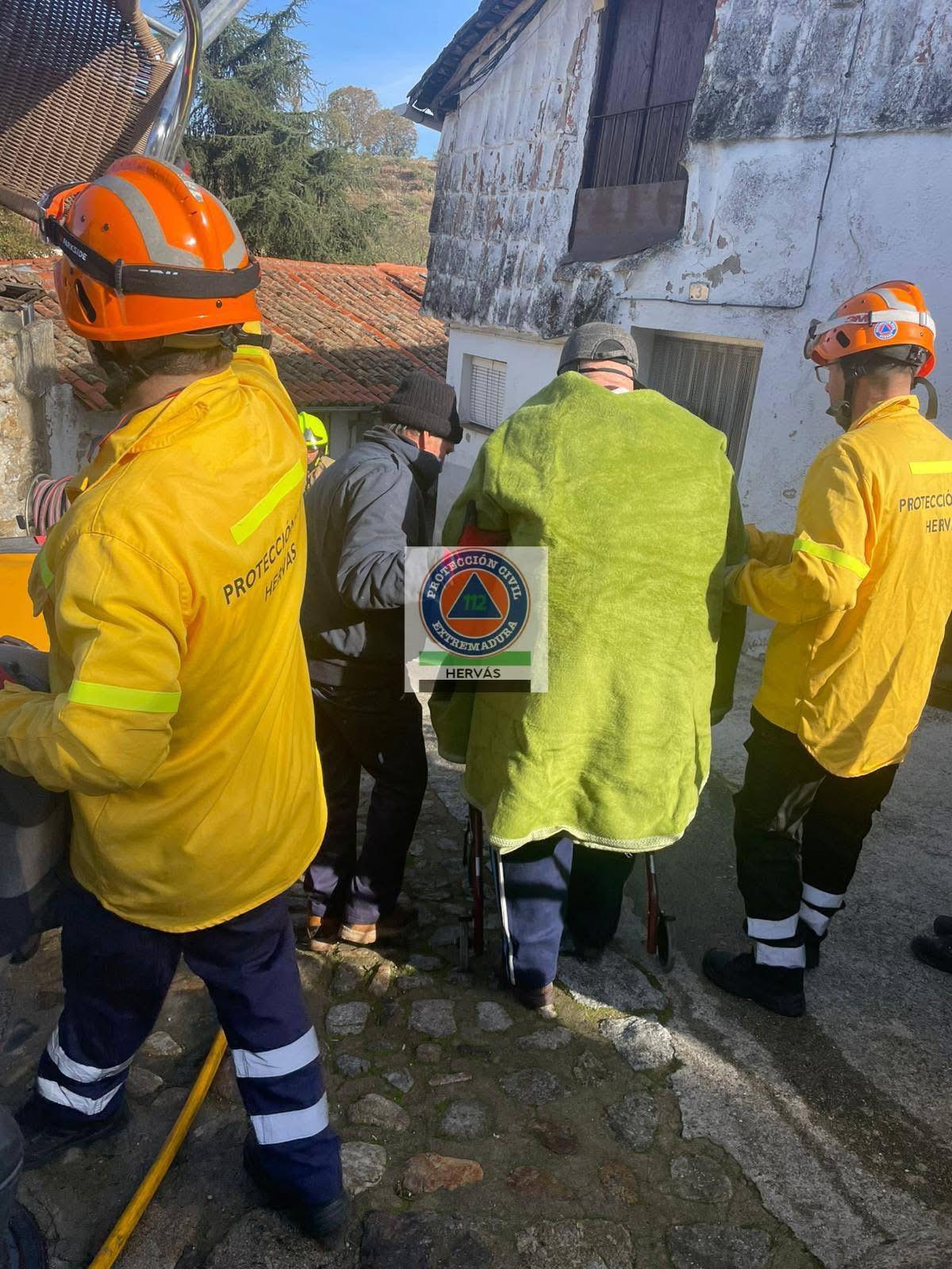 Protección Civil interviene en el incendio en Hervás.