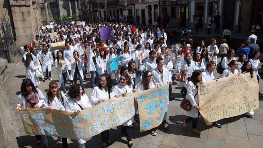 Alumnos de Medicina se manifestan, el pasado miércoles, en Santiago. / jorge leal