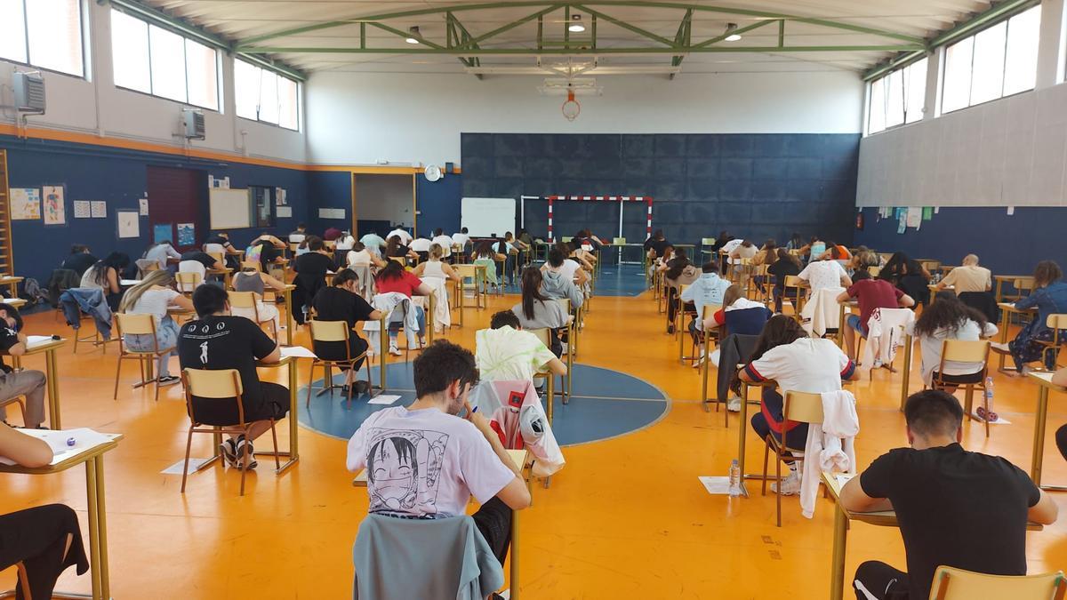 Alumnos realizando las pruebas de EBAU en el pabellón de usos múltiples del IES León Felipe.