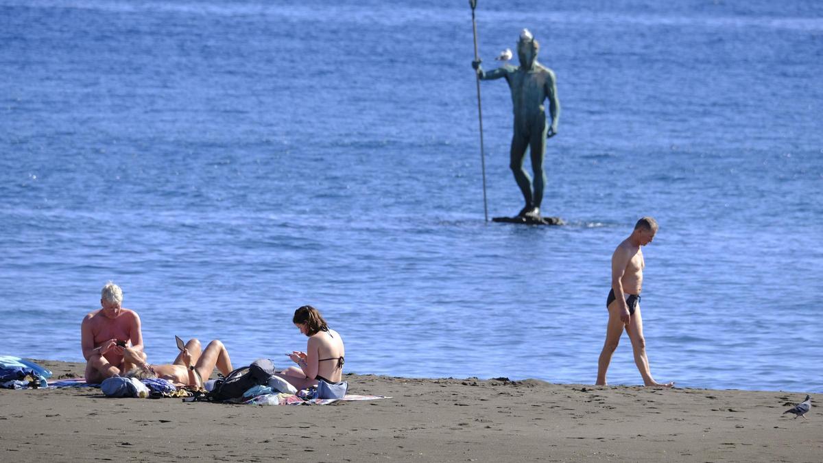 Bañistas en la playa de Melenara, el pasado viernes tras la reapertura.