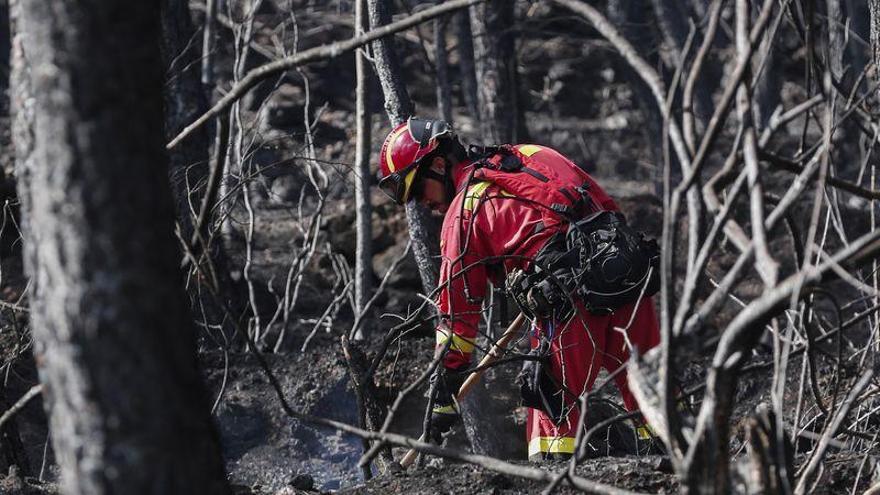 Los bomberos refrescan la zona del incendio de la Calderona, que está estabilizado