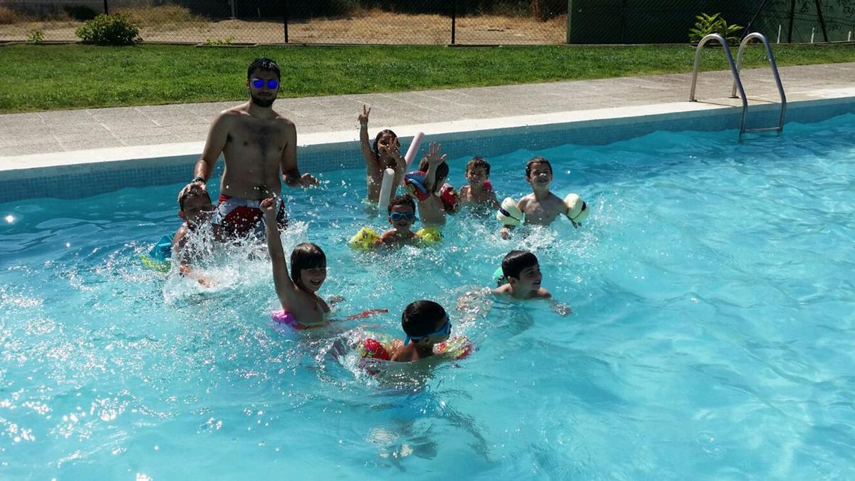 Niños en una piscina.