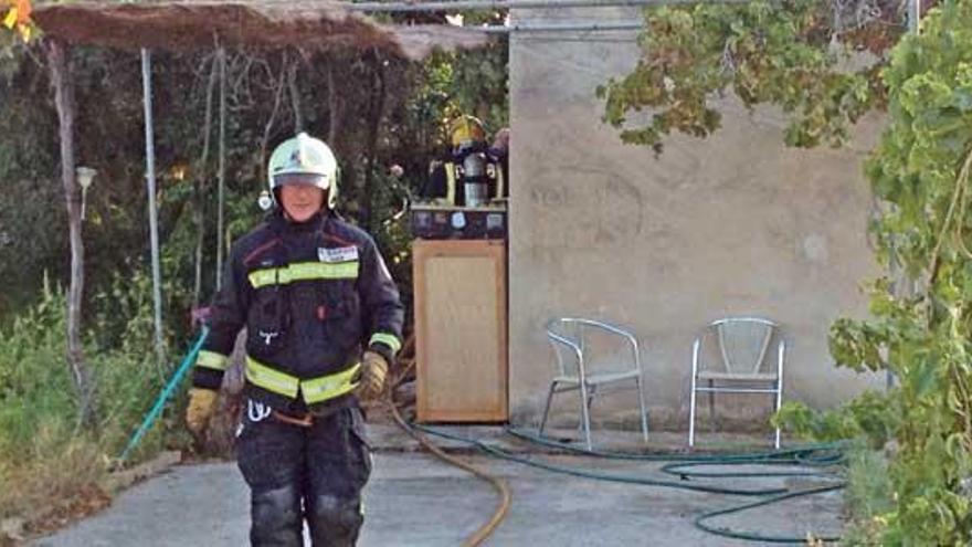 Varios bomberos, en la caseta de aperos que ardió el domingo a las afueras de Palma.