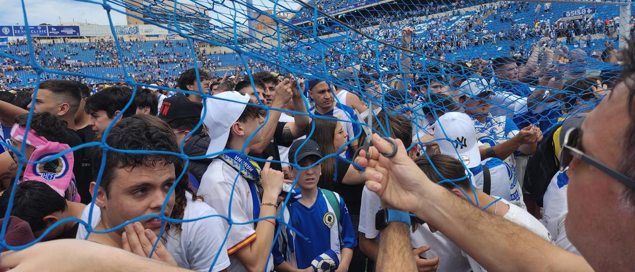 Así se llevaron los aficionados de Hércules las redes de las porterías como recuerdo del ascenso