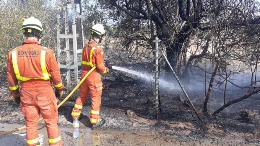 Un incendio calcina tres hectáreas de vegetación junto a unos chalets en Godella