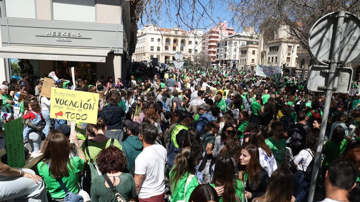 Huelga educativa: más de 10.000 profesores estallan contra la masificación de las aulas y la falta de manos en Alicante