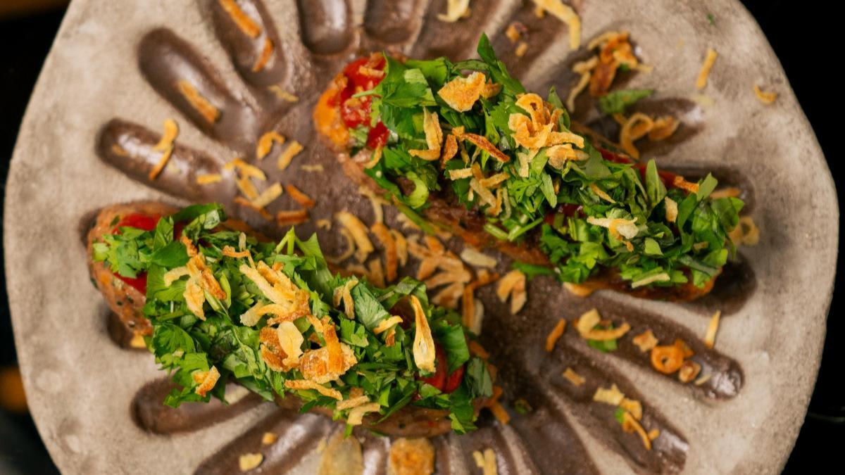 Kofta de ternera a la robata japonesa con menta fresca y harisa de pimientos del piquillo en restaurante Marciano.