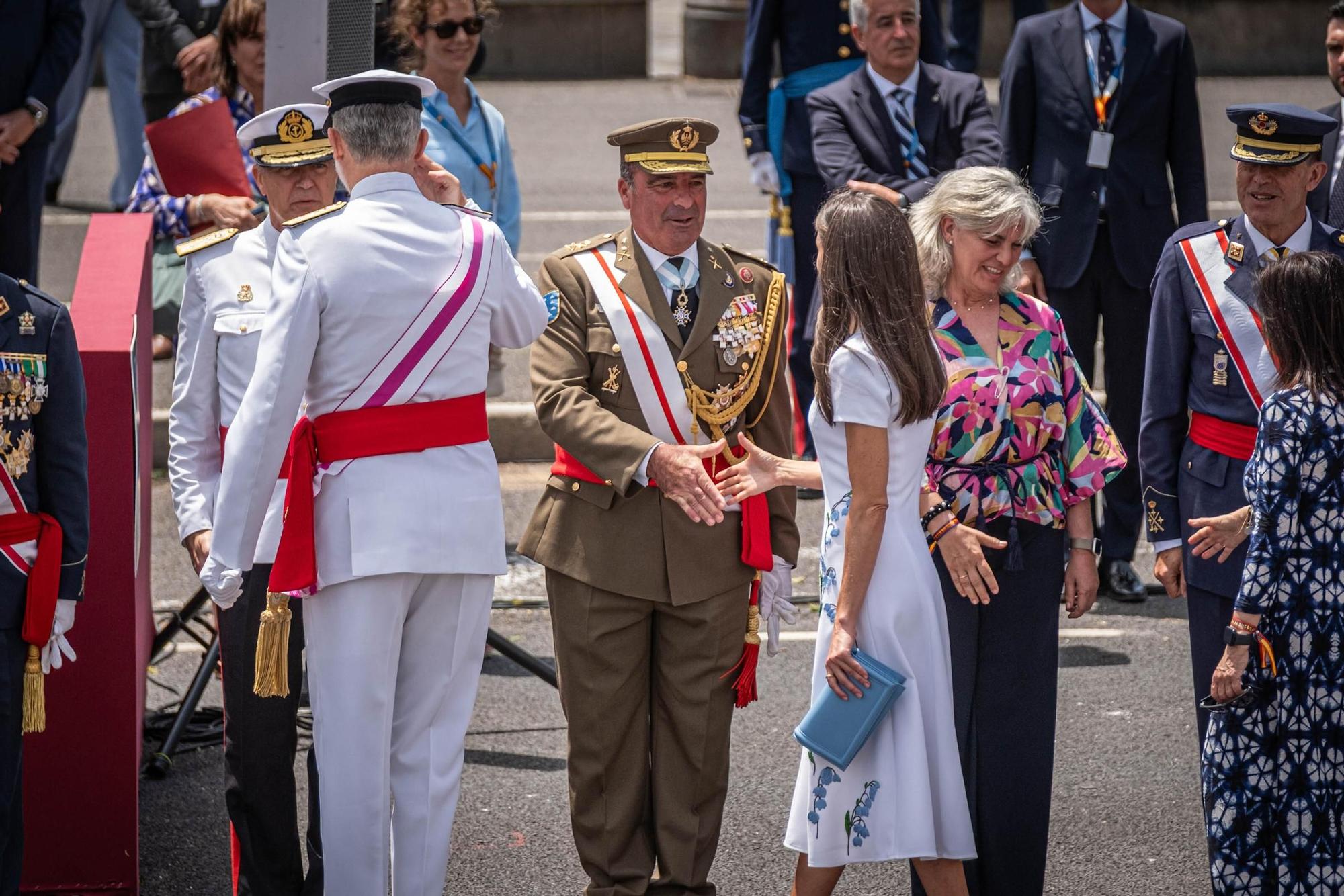 Las mejores imágenes del desfile militar de las Fuerzas Armadas en Tenerife con la presencia de Sus Majestades los Reyes