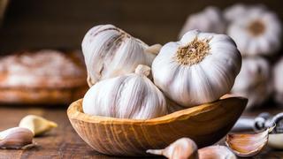 Descubre cómo puedes mantener a las cucarachas alejadas del hogar con un poco de ajo
