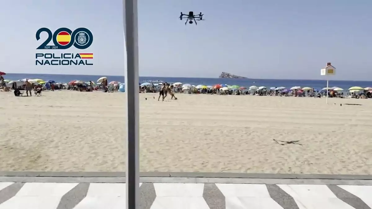 La Policía Nacional despliega drones y patrullas para prevenir hurtos en las playas de Benidorm