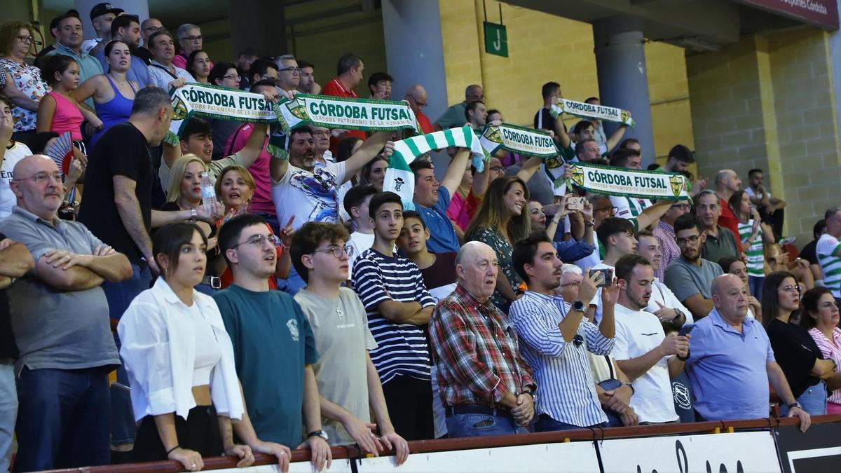 Los aficionados del Córdoba Futsal arengan al equipo en Vista Alegre, esta temporada.