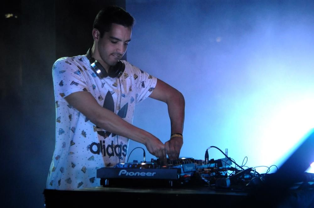 El productor y músico madrileño Carlos Jean hace bailar al parque de A Xunqueira en una noche desenfrenada dedicada a la música electrónica dentro del programa de las Fiestas de San Roque