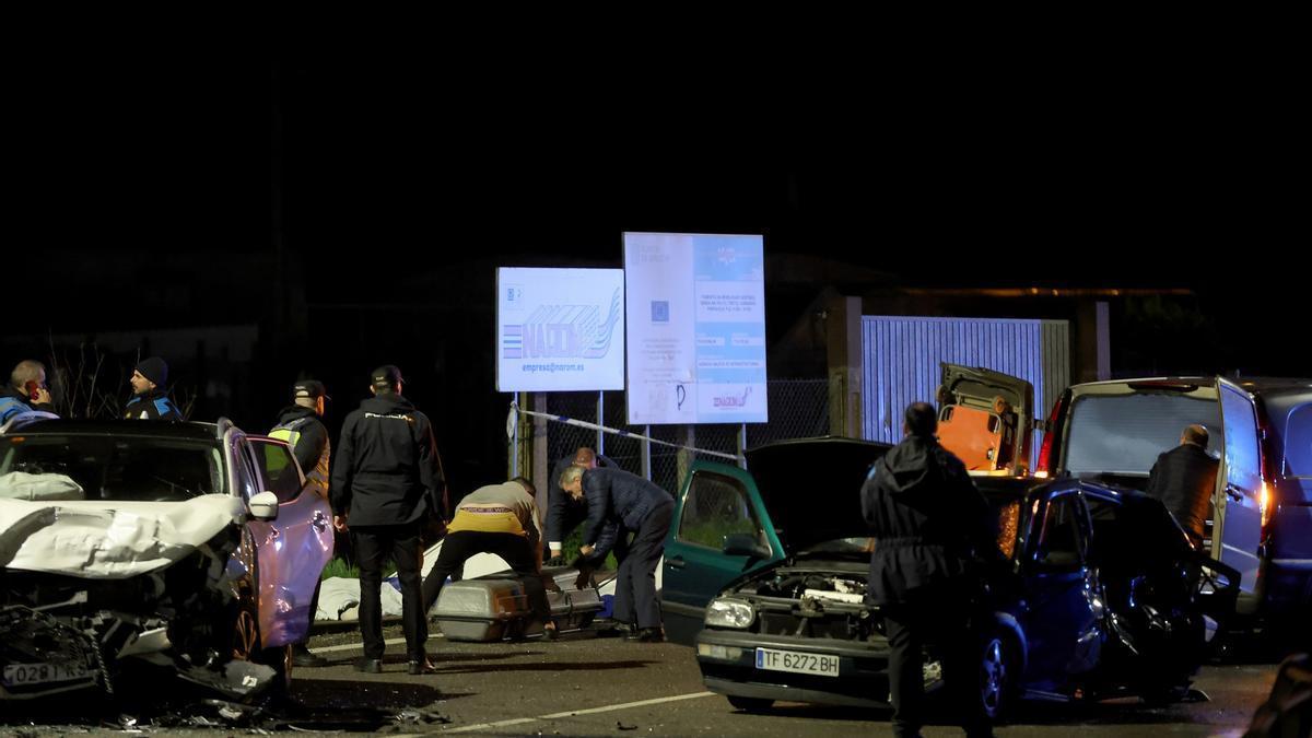 Momento de la intervención de los agentes y sanitario en el lugar del trágico accidente de Marín