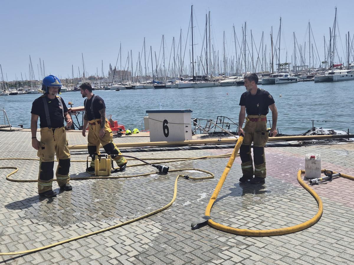 Arde un velero en el Muelle de las Golondrinas de Palma