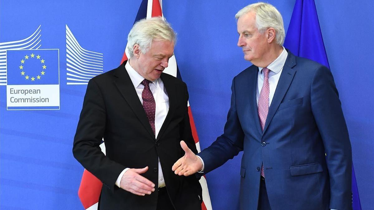Michel Barnier tiende la mano a David Davis en la sede de la Comisión Europea, en Bruselas