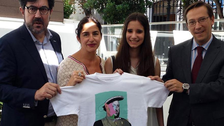 Paula González (2ª dcha), con su camiseta en el Thyssen // Facebook