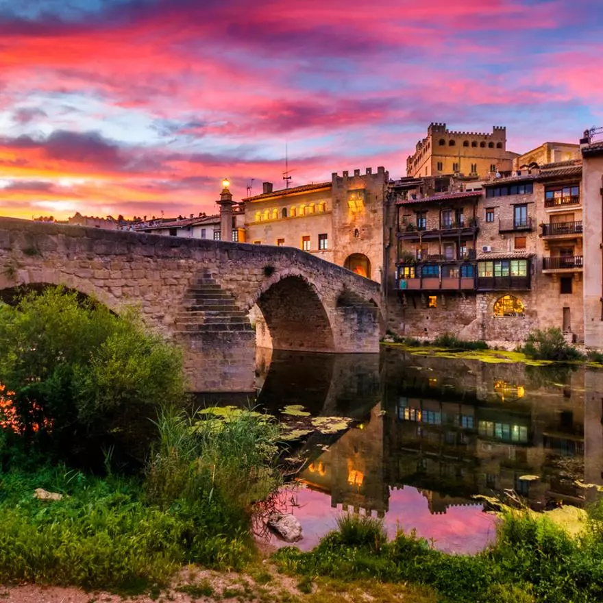Nadie la visita, pero dicen que es "la Toscana española": un paisaje que conecta 18 pueblos de piedra entre olivos centenarios