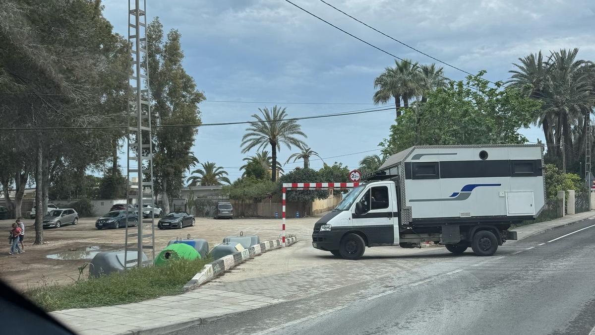 Una caravana se topa con la puerta y da marcha atrás.