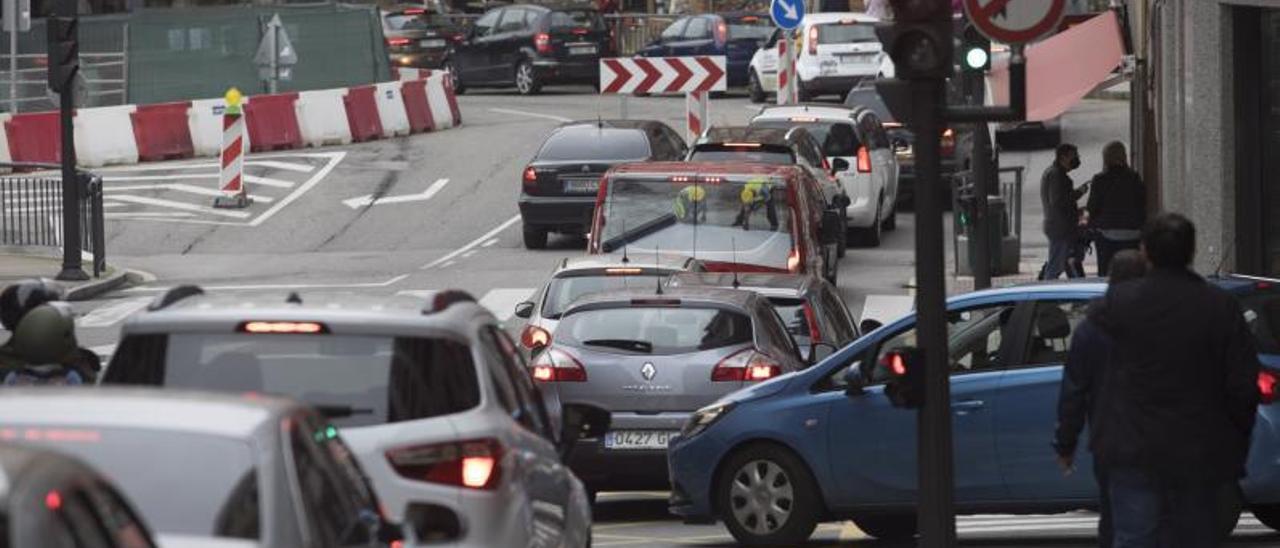 Una caravana de coches, ayer, en el entorno del puente de Nicolás Soria, en Ciudad Naranco.