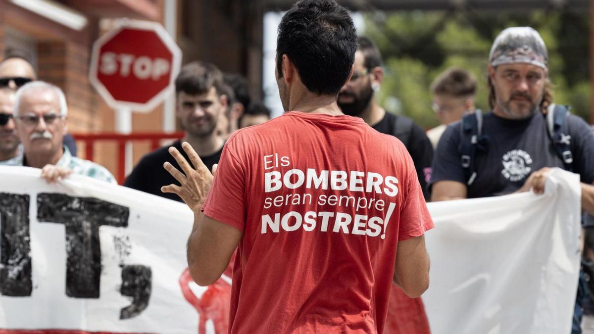 Manifestació dels bombers en contra del 40% de reserva de places per a dones, el juliol del 2025. | VICTÒRIA ROVIRA
