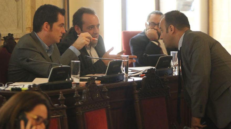Las negociaciones entre los grupos, como la de la foto entre ediles de PP y Ciudadanos, no sirvieron para un acuerdo sobre Repsol.