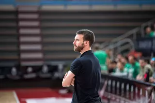 El jugador Guillem Ecker i el tècnic Carlos Flores, representació del Bàsquet Manresa a l'europeu sub-16, des de divendres