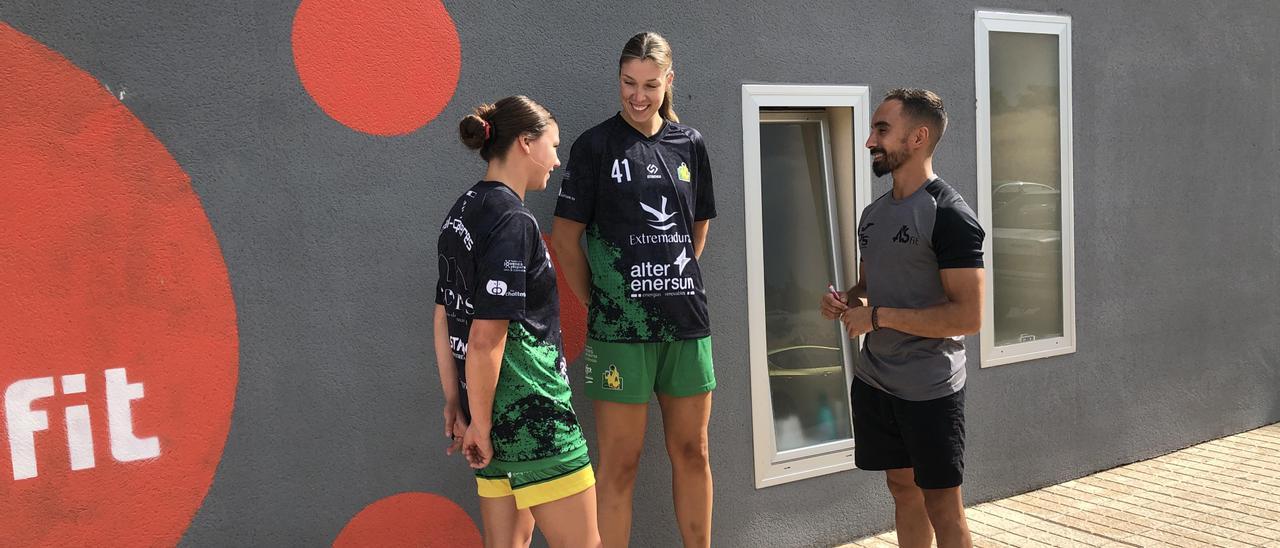Kate Anderson, Sara Zaragoza y el preparador físico, Álvaro Sevilla, en los exteriores del gimnasio donde entrenan.