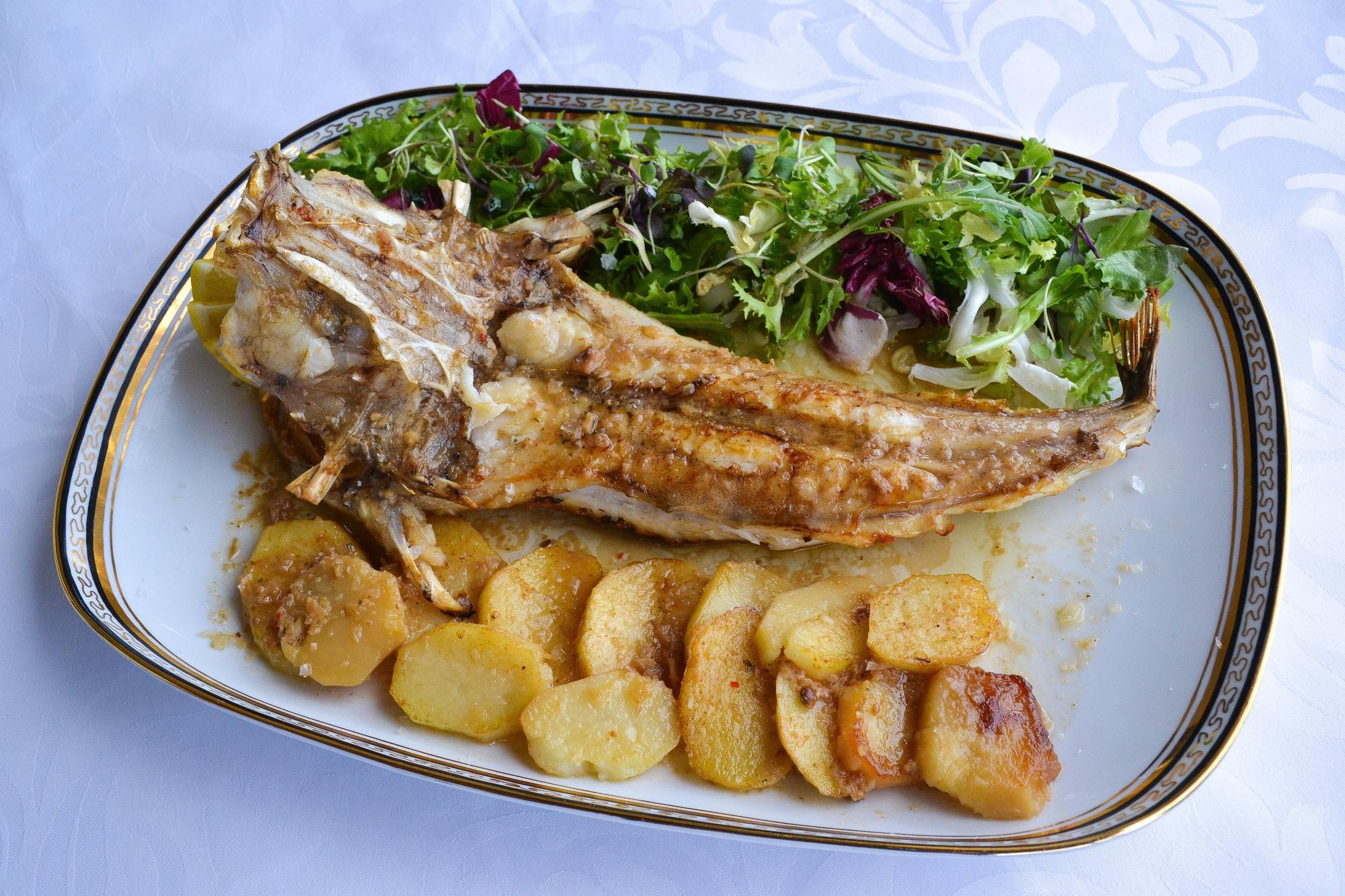 Pixín a la plancha con patatas panadera y ensalada.