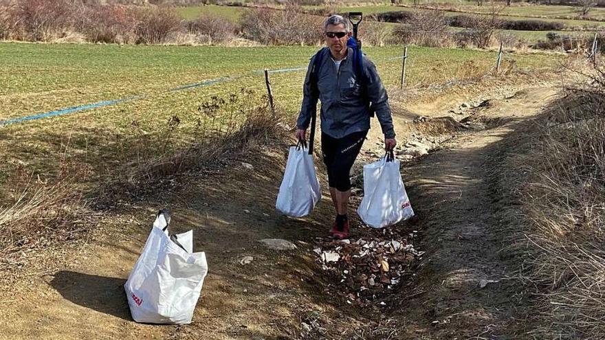 Jimmy Vial carrega deixalles que troba pels camins, prats i senders de la Cerdanya