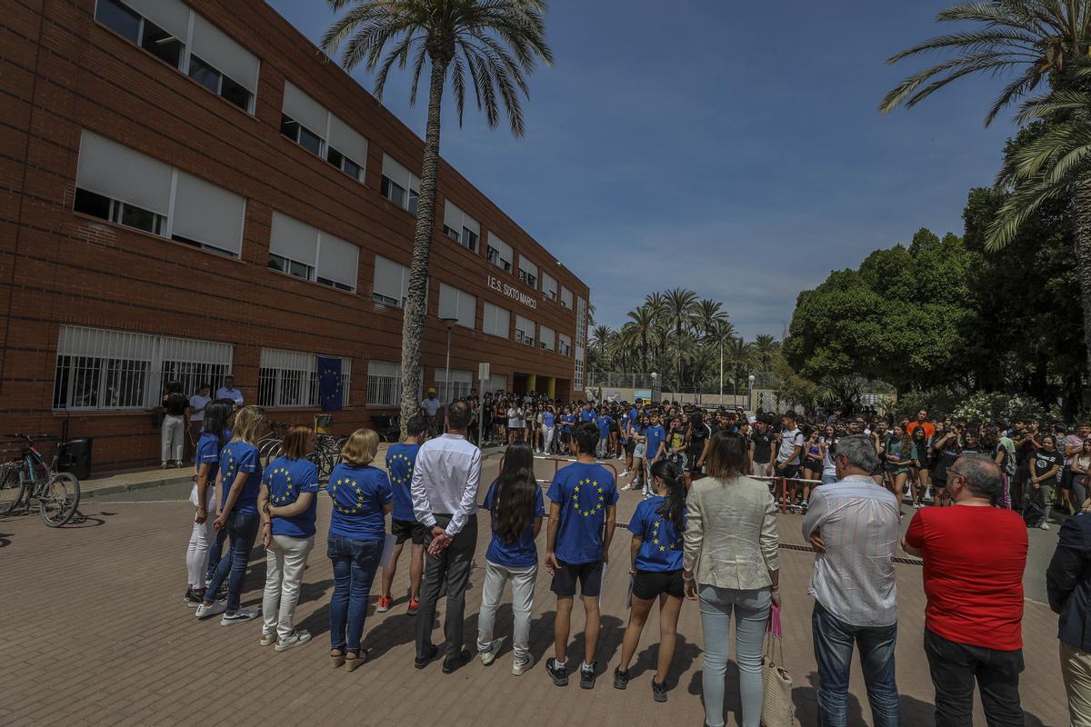 Centenares de alumnos y profesores han participado en el acto del Día de Europa en el IES Sixto Marco.