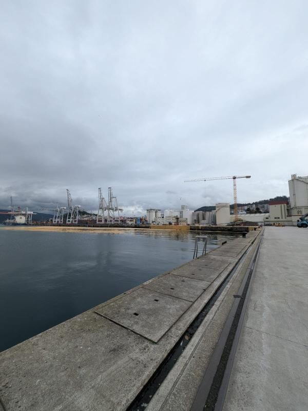 El aceite de palma mancha la ría de Vigo tras romper un tanque en el muelle de Guixar