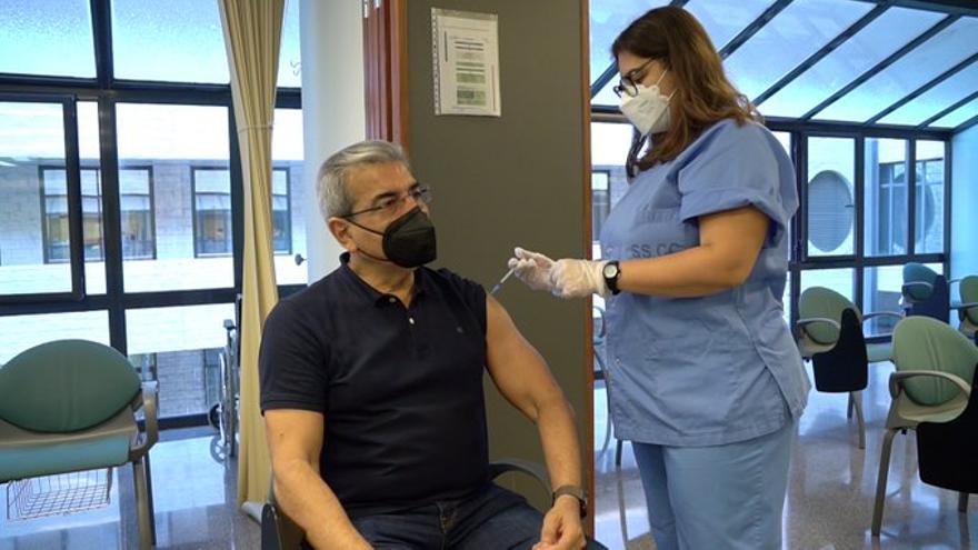 Román Rodríguez se vacuna con AstraZeneca