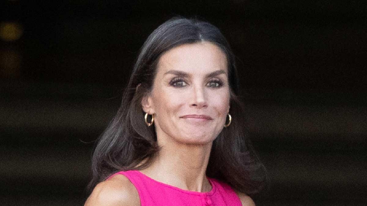 La reina Letizia con vestido rosa fucsia