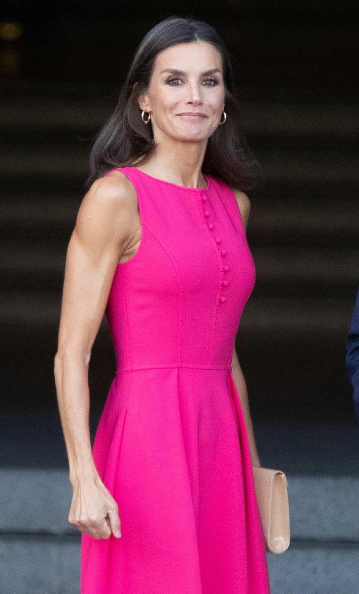 La reina Letizia con vestido rosa fucsia