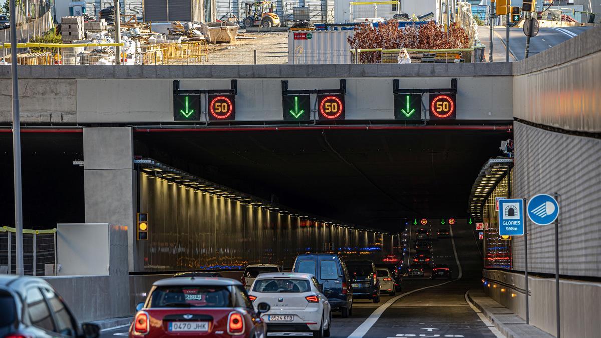 El nuevo túnel que atraviesa la plaza de las Glòries de Barcelona en sentido Besòs ya está abierto al tráfico.