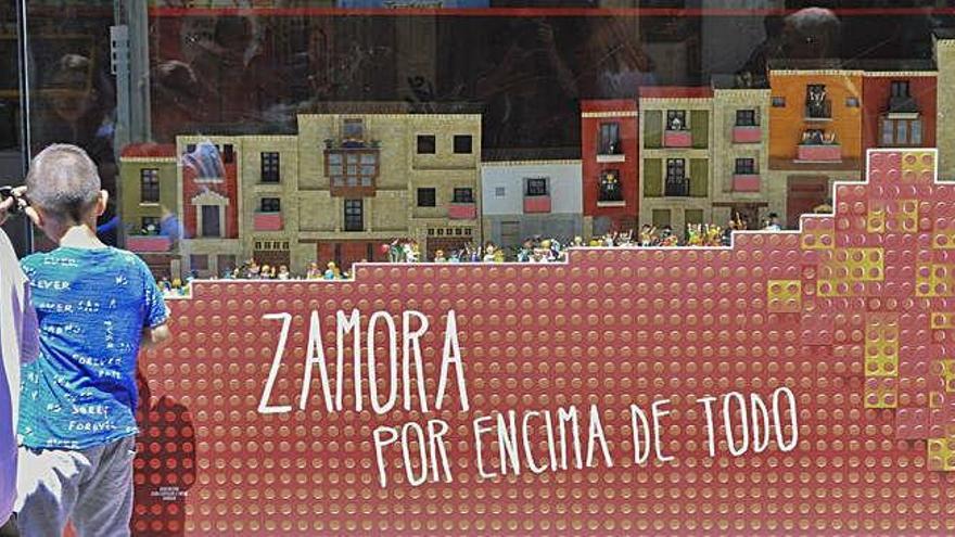 Piezas de Exin Castillos y Playmobil recrean la calle Balborraz  en un escaparate