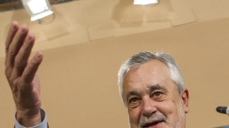 El presidente andaluz, José Antonio Griñán, durante la declaración institucional ofrecida hoy en el Palacio de San Telmo, sede del ejecutivo en Sevilla.