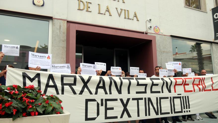 Video: Platja d'Aro tira endavant el nou reglament del mercat que redueix un 35% les parades enmig de la protesta dels marxants